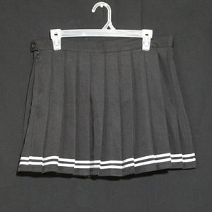 Black pleated skirt with stripes